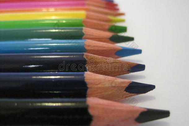 木制的色彩铅笔用彩色蜡笔画向一白色的b一ckground