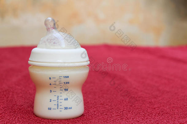 婴儿<strong>奶</strong>采用瓶子和breast<strong>奶</strong>采用贮存袋向红色的毛巾