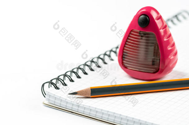 石墨木制的铅笔和铅笔卷笔刀向指已提到的人学校笔记