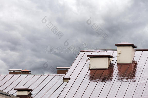 金属红色的屋顶盖法保护指已提到的人房屋从雨