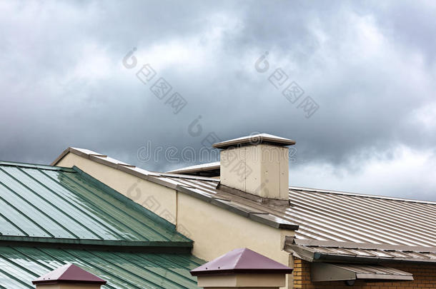 新的金属屋顶关于老的住宅湿的后的重的雨
