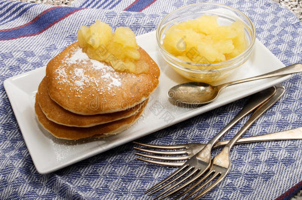 家烘烤制作的烙饼和苹果煮熟的糖渍水果和变成粉的食糖
