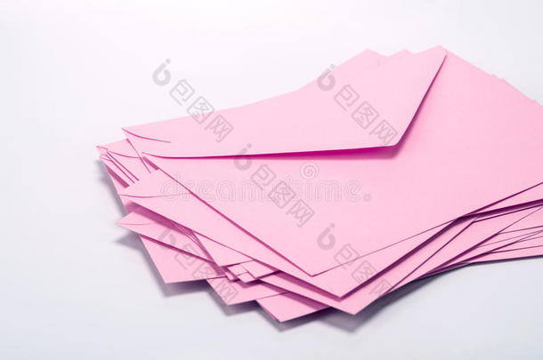 关在上面堆垛关于粉红色的信封和邮件信纸向whiteiron白铁
