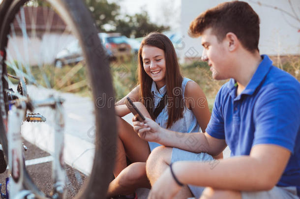 十几岁的青少年男孩修理使疲惫向自行车