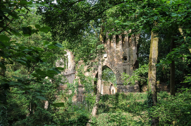 毁灭的中古的城堡采用别墅索拉.