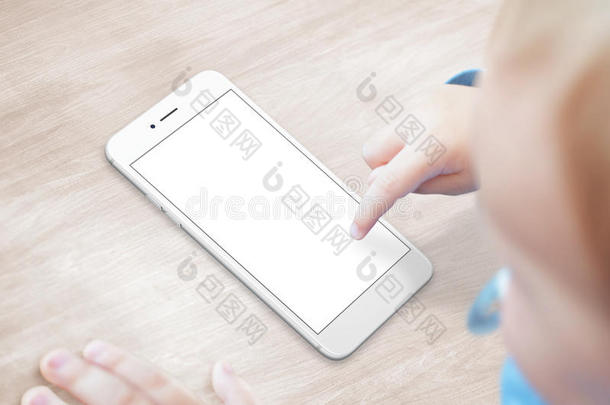 婴儿使用聪明的电话和隔离的屏幕为计算机应用程序提交