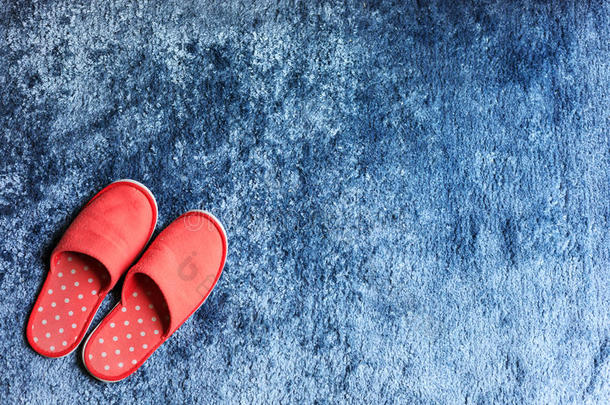 红色的拖鞋鞋向蓝色<strong>地</strong>毯<strong>地</strong>面柔和席子
