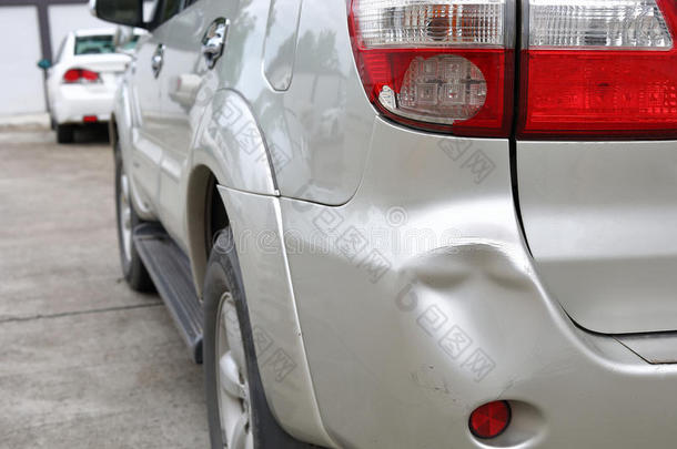 车辆汽车减震器凹痕和后灯破碎的碰撞碰撞