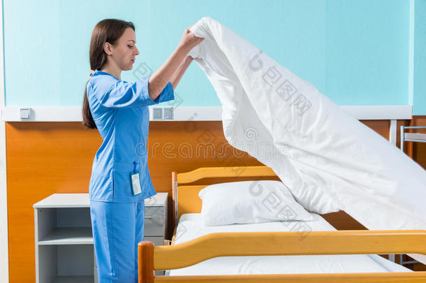 年幼的护士采用蓝色单身汉chang采用g床单关于医院床