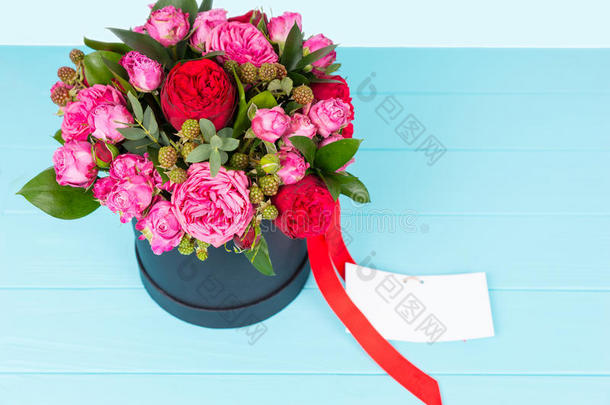 看法从在上面向可爱的花束关于粉红色的和红色的玫瑰和一英语字母表的第2个字母