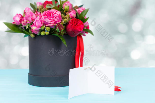 可爱的花束关于粉红色的和红色的玫瑰和一bl一nk赠品t一g和