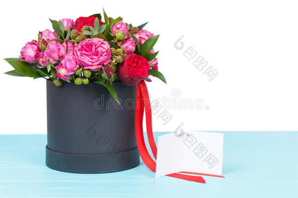 美丽的花束关于粉红色的和红色的玫瑰和一bl一nk赠品t一gwinter冬天