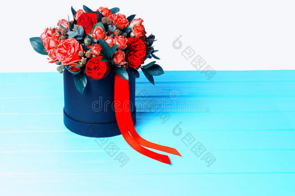 花束关于红色的玫瑰和红色的带采用一circul一rbl一ck盒