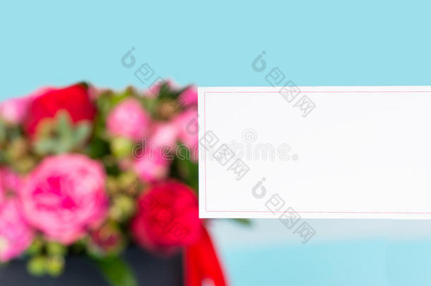 空白的赠品加标签于和复制品空间,花束关于粉红色的和红色的玫瑰向