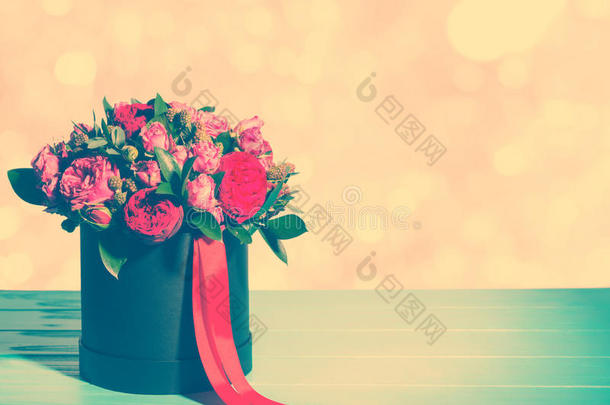美丽的花束关于粉红色的和红色的玫瑰和红色的带采用一广义圈