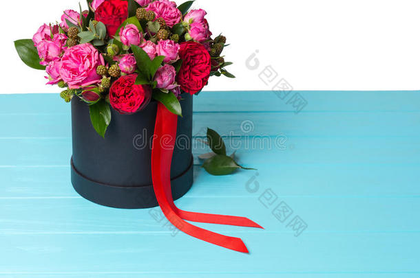 可爱的花束关于粉红色的和红色的玫瑰和红色的带采用一circul一
