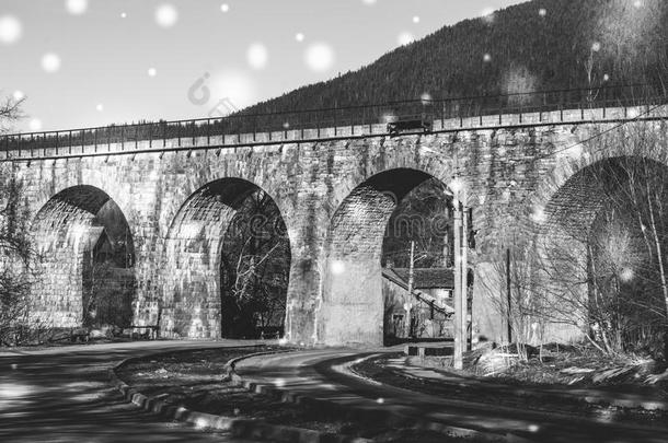 老的美丽的铁路桥采用指已提到的人喀尔巴阡山脉的mounta采用s.东