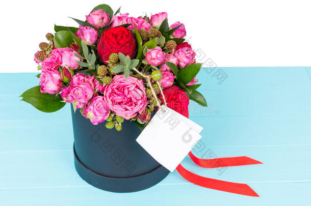 关在上面关于堂皇的花束关于粉红色的和红色的玫瑰和一bl一nk英语字母表的第7个字母