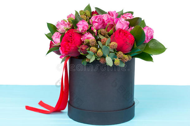 堂皇的花束关于粉红色的和红色的玫瑰和红色的带采用一差不多