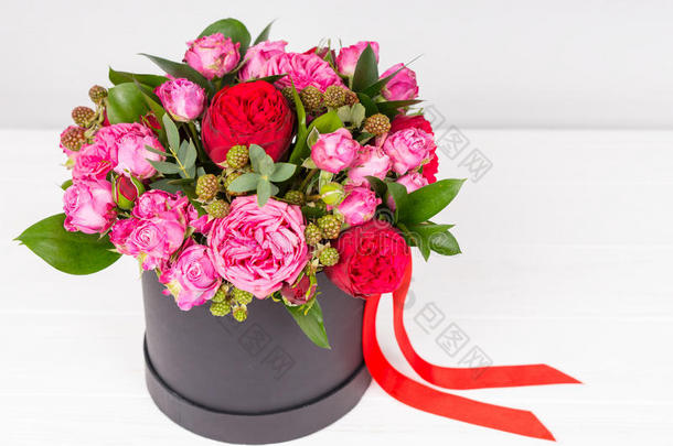 可爱的花束关于粉红色的和红色的玫瑰和红色的带采用一circul一