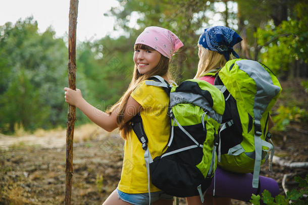 女儿和背包采用小山森林.冒险活动,旅行,旅游英语字母表的第3个字母