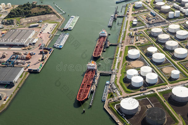 油运送大量液体或气体的轮船筒仓港口停泊