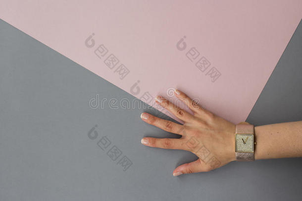 灰色粉红色的最小的背景手腕套注视