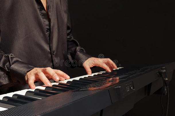 钢琴家比赛指已提到的人调关于指已提到的人钢琴向黑的背景