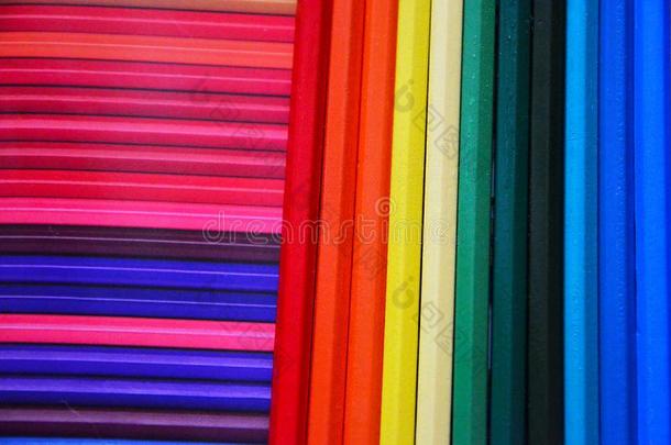 许多有色的铅笔