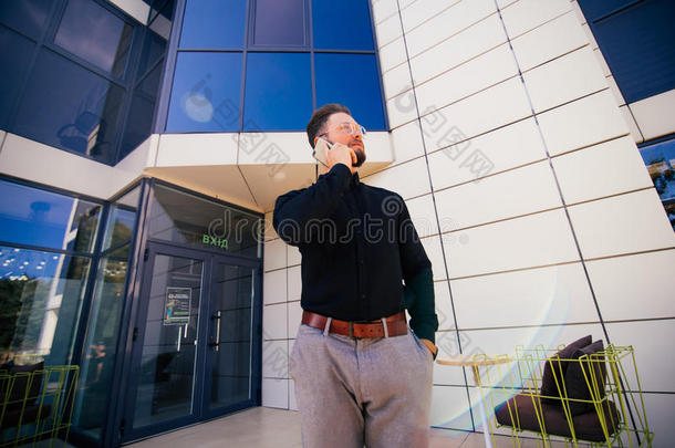 确信的男人男人aging主管是（be的三单形式呼喊和可移动的电话,where哪里