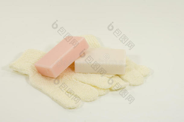 一粉红色的肥皂和一白色的肥皂