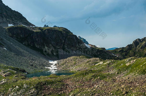 阿尔卑斯山的湖经过指已提到的人岩石,阿尔赫兹,俄罗斯帝国