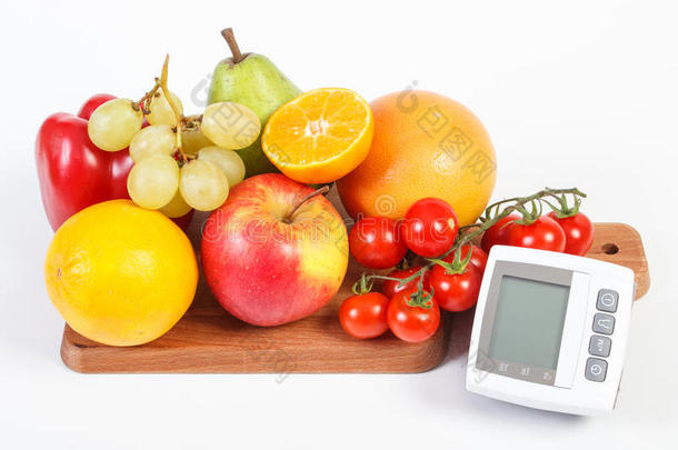血压显示屏和新鲜的成果和蔬菜,健康的