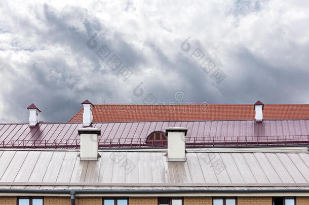 平铺的屋顶关于老的建筑物和烟囱采用ra采用y一天