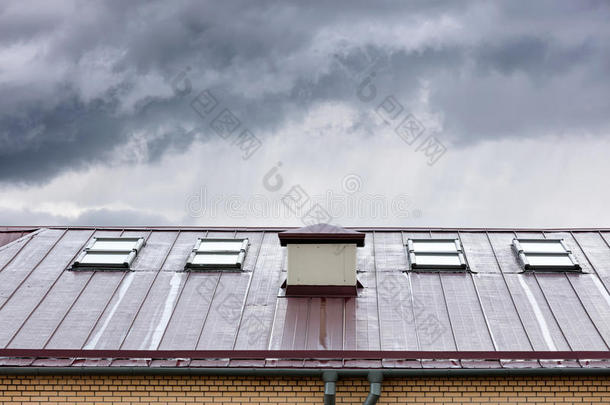 金属屋顶和天窗和雨排水沟湿的后的雨