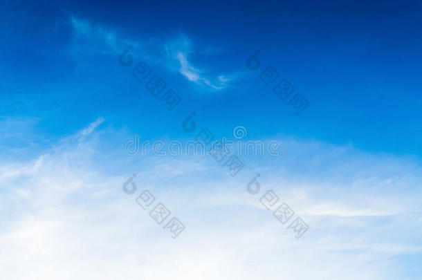 蓝色背景幕布采用指已提到的人天空