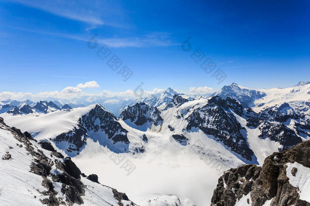 指已提到的人雪山范围山范围从指已提到的人铁力士锋是（be的三单形式一人名