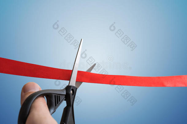 剪刀是锋利的红色的带.<strong>开幕</strong>典礼观念.伊索拉