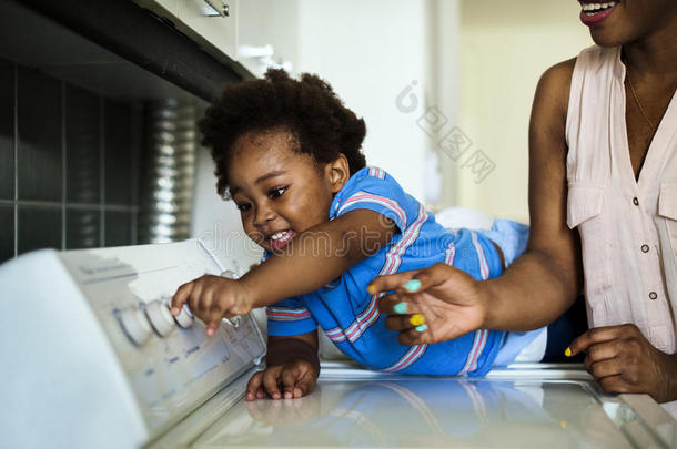 非洲的下降小孩的一份<strong>妈妈</strong>做指已提到的人洗衣店