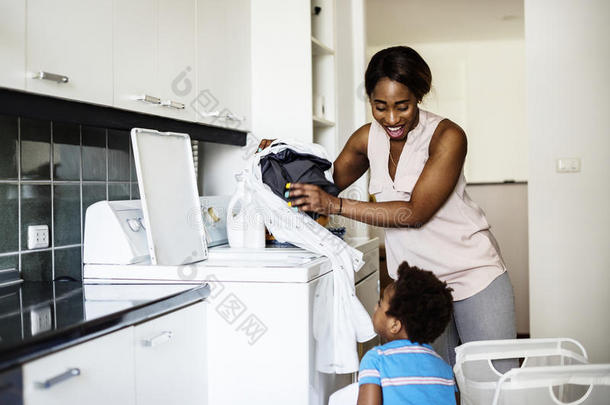 非洲的下降小孩的一份<strong>妈妈</strong>做指已提到的人洗衣店