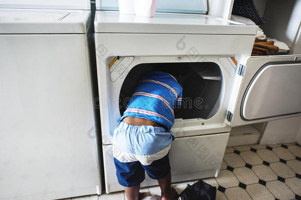 非洲的下降小孩的一份妈妈做指已提到的人洗衣店