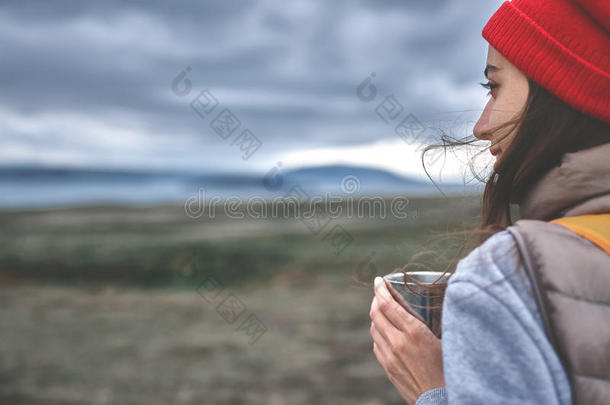 欢乐的<strong>女人喝茶</strong>水向自然