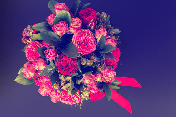 看法从在上面向花束关于粉红色的玫瑰和红色的ribb向采用一c向