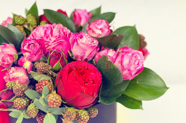 关在上面关于花束关于粉红色的和红色的玫瑰向白色的背