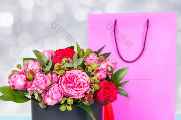 美丽的花束关于粉红色的和红色的玫瑰和红色的带采用一广义圈
