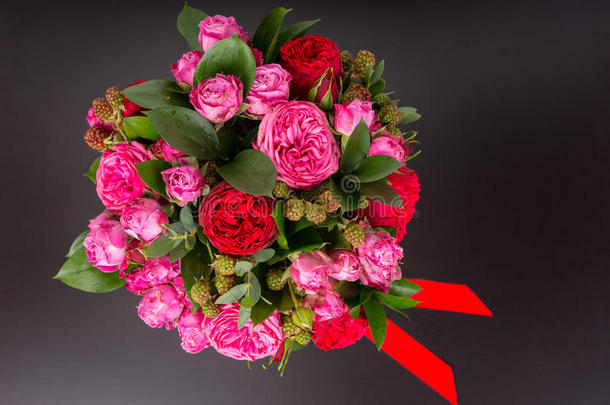 看法从在上面向时髦的花束关于粉红色的玫瑰和红色的ribb向