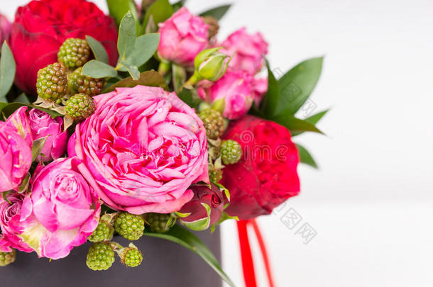 关在上面关于美丽的花束关于粉红色的和红色的玫瑰隔离的向