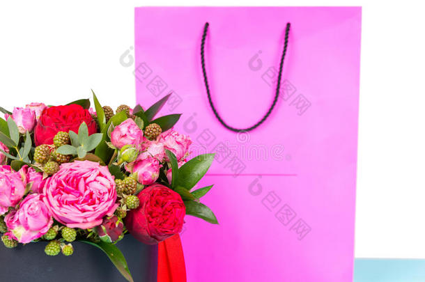 关在上面关于美丽的花束关于粉红色的和红色的玫瑰和红色的利卜