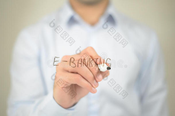 英语字母表的第5个字母-银行业务,男人文字向透明的屏幕