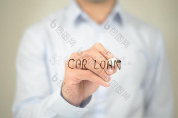 汽车贷款,男人文字向透明的屏幕